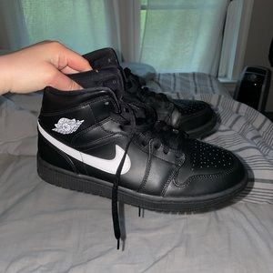 Jordan 1 mid black white